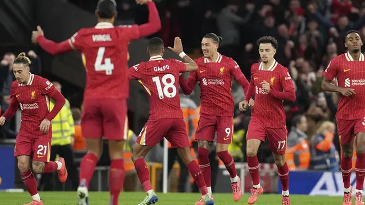 Liverpool berhasil comeback saat bersua Brighton and Hove Albion pada laga pekan ke-10 Premier League musim ini di Stadion Anfield, Sabtu (2/11/2024) malam WIB. Sempat tertinggal lebih dul