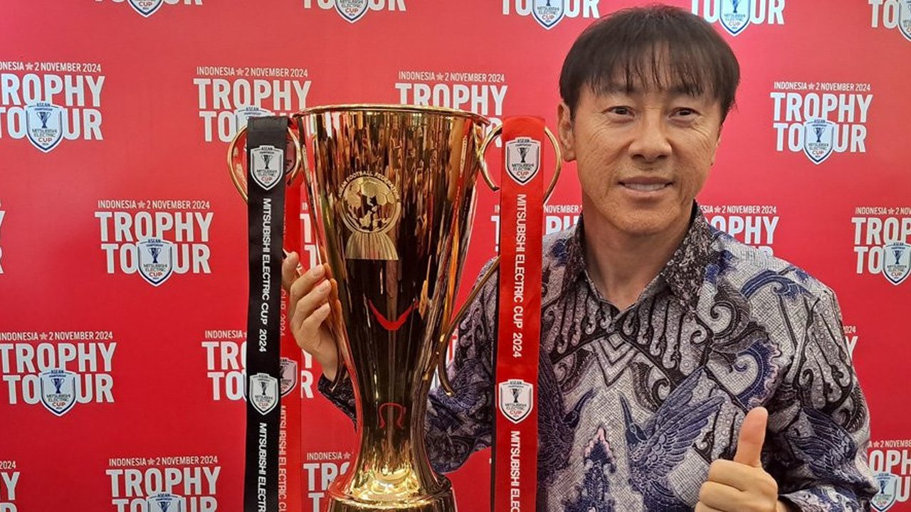 Shin Tae-yong Semringah Foto dengan Trofi Piala AFF 2024 di Jakarta, Bocorkan Persiapan Timnas Indonesia: TC di Bali 10 Hari, Tanpa Pemain Abroad