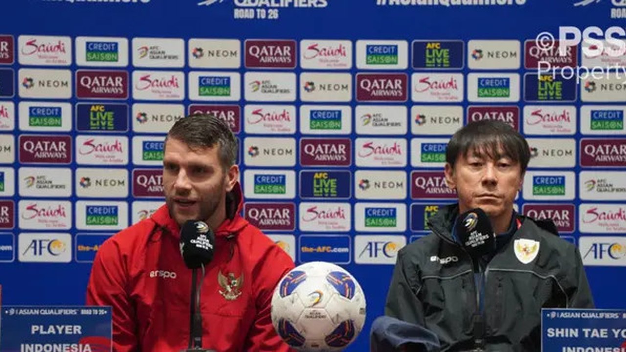 Pelatih Timnas Indonesia Shin Tae-yong (kanan) dan kiper Maarten Paes saat mengikuti konferensi pers jelang laga melawan China pada Senin (14/10/2024). STY ogah menganggep enteng duel kont