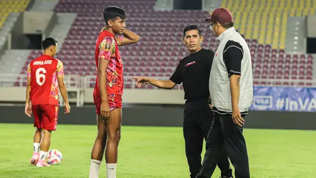 Legenda Timnas Indonesia, Muhammad Hanafing, saat mulai bertugas bersama tim barunya, Persis Solo, menjelang duel melawan PSS Sleman dalam lanjutan BRI Liga 1 2024/2025. (Bola.com/Radifa Arsa