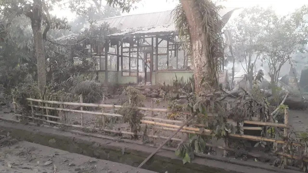 Bangunan rumah di Flores Timur NTT roboh imbas dari letusan Gunung Lewotobobi Laki-Laki, Senin dini hari (4/11/2024). (Liputan6.com/ Ola Keda)