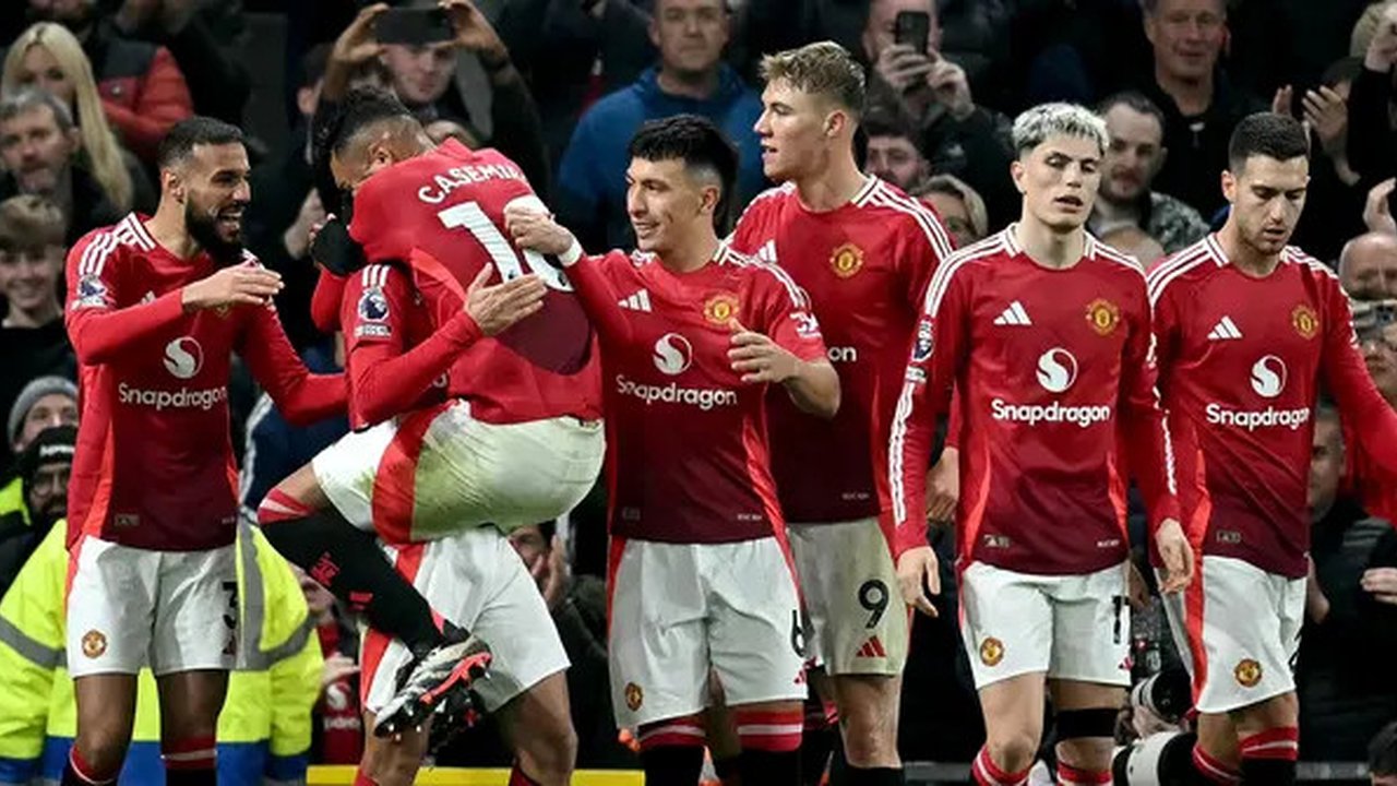 Gelandang Brasil Manchester United Casemiro memeluk gelandang Manchester United asal Portugal Bruno Fernandes setelah ia mencetak gol pertama tim selama pertandingan sepak bola Liga Primer