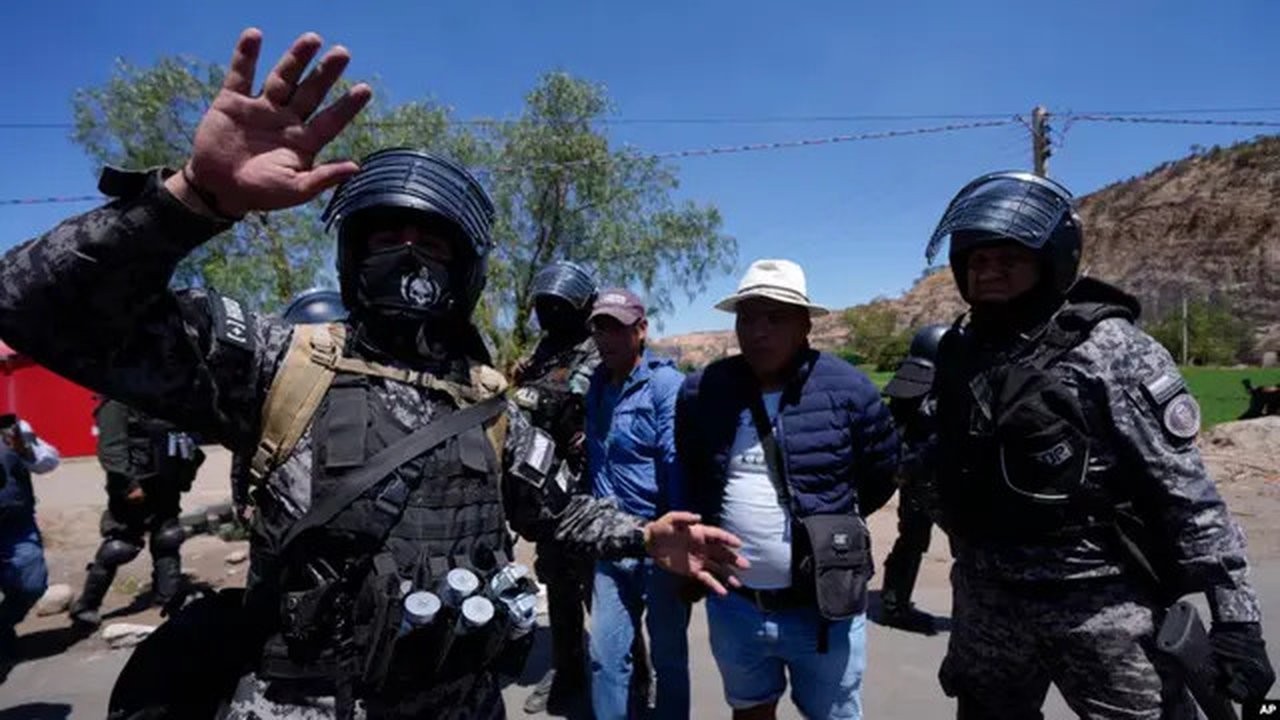 Polisi menahan pendukung mantan Presiden Evo Morales yang memblokir jalan untuk mencegah Morales menghadapi penyelidikan kriminal atas tuduhan pelecehan terhadap anak di bawah umur saat menja