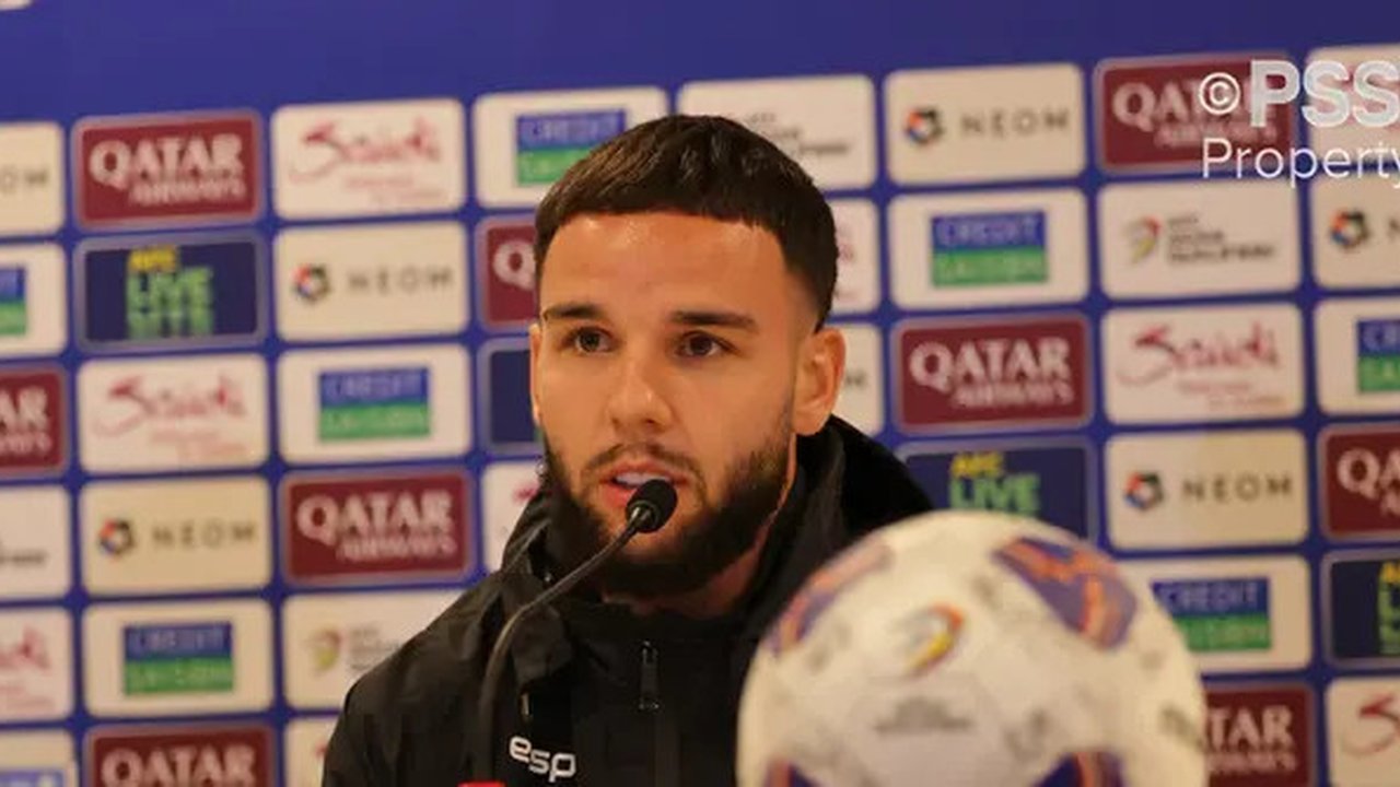 Pemain Timnas Indonesia Calvin Verdonk menceritakan strateginya merayu Mees Hilgers agar bergabung dengan skuad Garuda dalam konferensi pers jelang laga melawan Bahrain pada Rabu (9/10/202