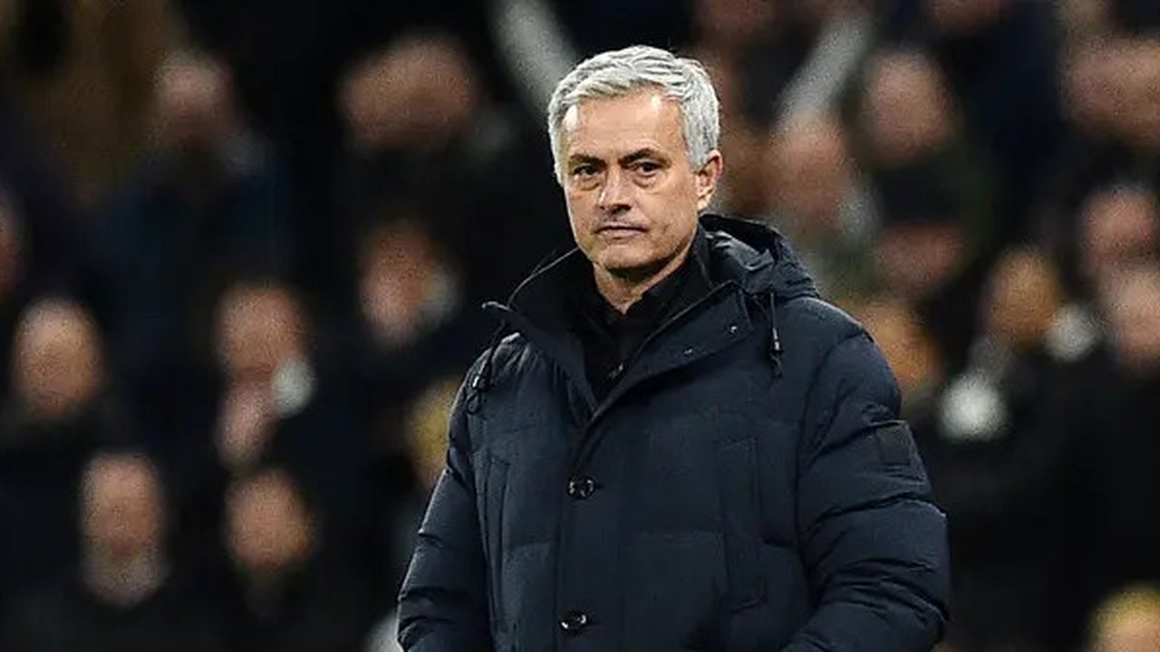2. Jose Mourinho (Chelsea) - Pada musim 2014-2015 The Special One berhasil membawa Chelsea menjuarai Liga Inggris. Namun, karena permasalahan internal klub, Mourinho akhirnya dipecat pada 17