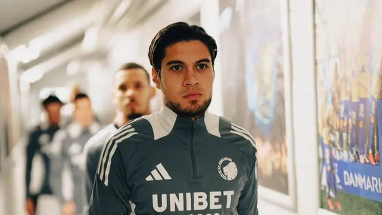 Kevin Diks menjalani pemanasan jelang Firm Derby di Superliga Denmark antara Brondby Vs FC Copenhagen, Minggu (27/10/2024). (Dok. FC Copenhagen)