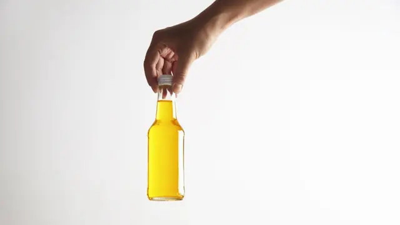 Dinginkan sisa minyak goreng dan buang ke dalam wadah tertutup. (Foto: Freepik/bublikhaus)