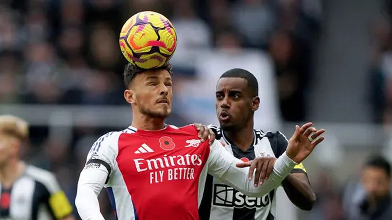 Bermain di kandang lawan, Tim Meriam London mendapat perlawanan sengit tuan rumah sejak bola digulirkan. Ketika pertandingan baru berjalan 12 menit, gawang Arsenal sudah dibobol Newcastle Uni
