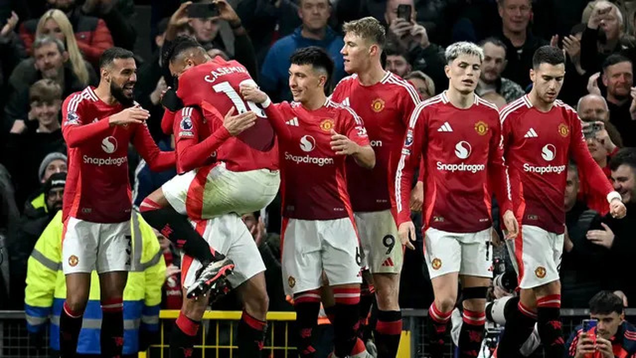 Para pemain Manchester United merayakan gol Bruno Fernandes ke gawang Chelsea dalam lanjutan Liga Inggris 2024/2025 di Old Trafford, Minggu (3/11/2024) malam WIB. (Paul ELLIS / AFP)