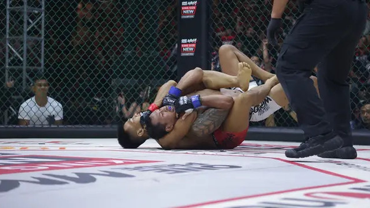 Rensus Turnip berhasil meraih kemenangan technical knockout (TKO) atas Iwan Hermawan pada One Pride MMA 84 di GOR C-Tra Arena Bandung, Sabtu (2/11/2024). (dok. One Pride MMA)