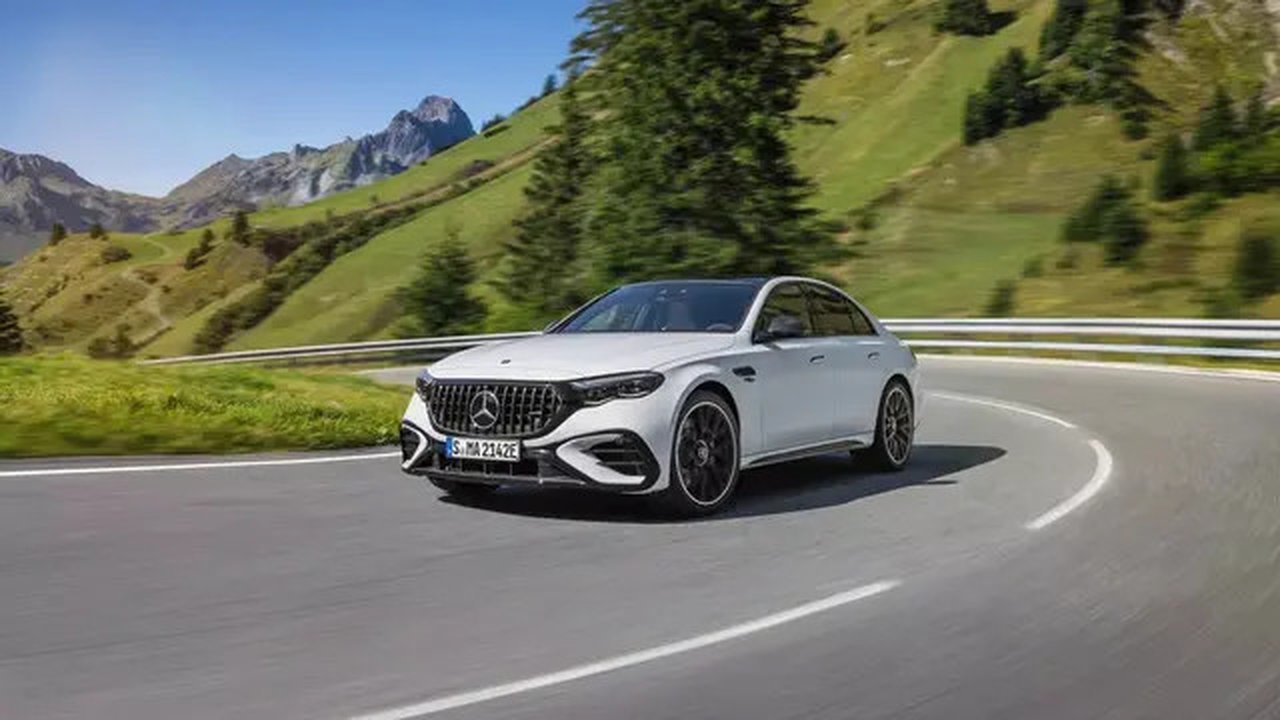 Tampilan Mercedes AMG E 53 Hybrid 2025 yang bakal disiapkan untuk pasar AS. (Carscoops/ Rendy Yansah)