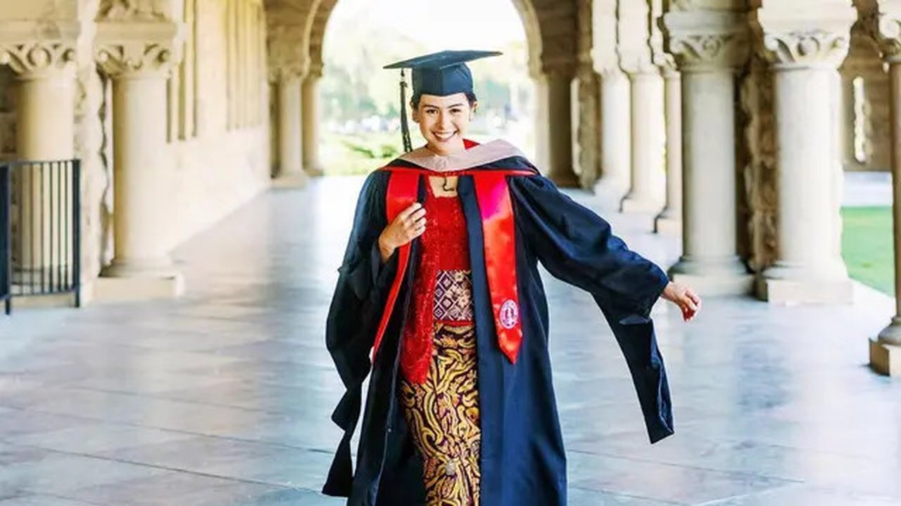 Maudy Ayunda adalah salah satu artis yang menerima beasiswa LPDP. Melalui beasiswa LPDP, Maudy Ayunda berhasil menyelesaikan pendidikan magisternya dan mendapatkan gelar Master of Educatio