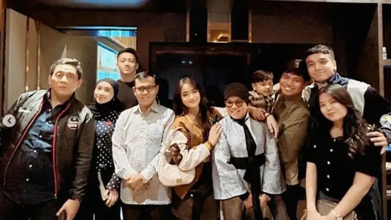 Tampilan Unik Fuji Saat Rayakan Ulang Tahun ke-22, Pakai Kostum Suster Ngesot dan Outfit Murah.  foto: (dok.Instagram @fuji_an/