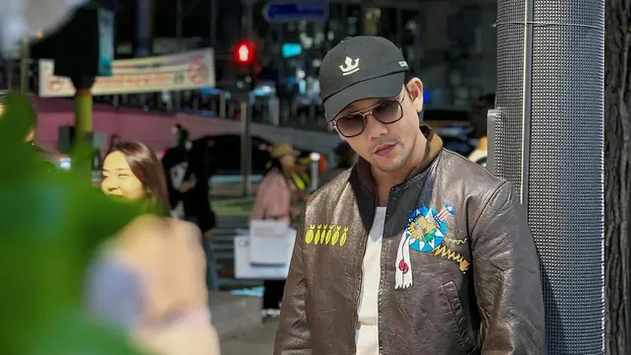 Habis disatroni Denny Sumargo, Farhat Abbas malah curhat panjang lebar di medsos. Ia berencana mengajari Densu rendah hati dan minta maaf secara terbuka. (Foto: Dok. Instagram @sumargodenny)