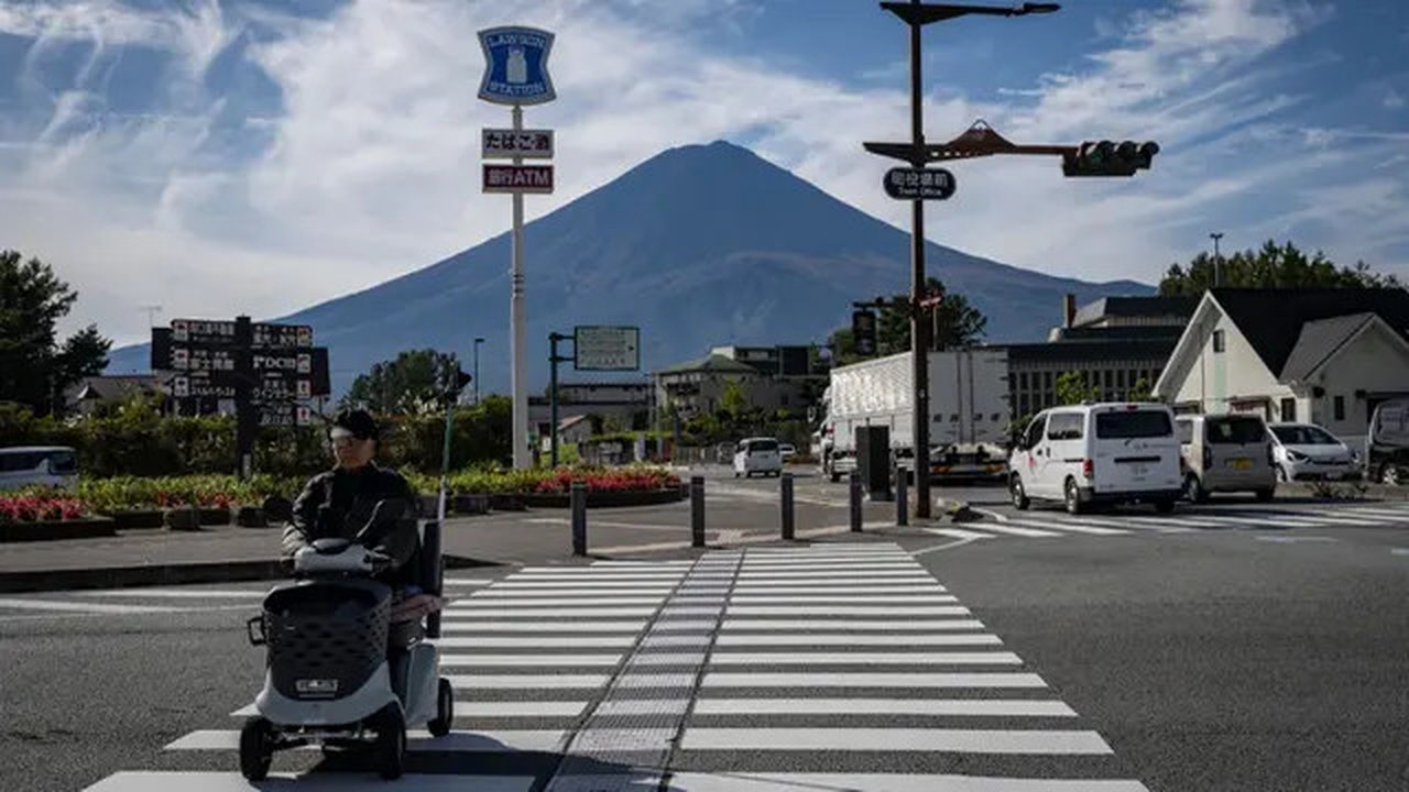 Fenomena ini merupakan pertama kalinya dalam 130 tahun atau sejak pencatatan pertama dimulai pada 1894. (Yuichi YAMAZAKI/AFP)