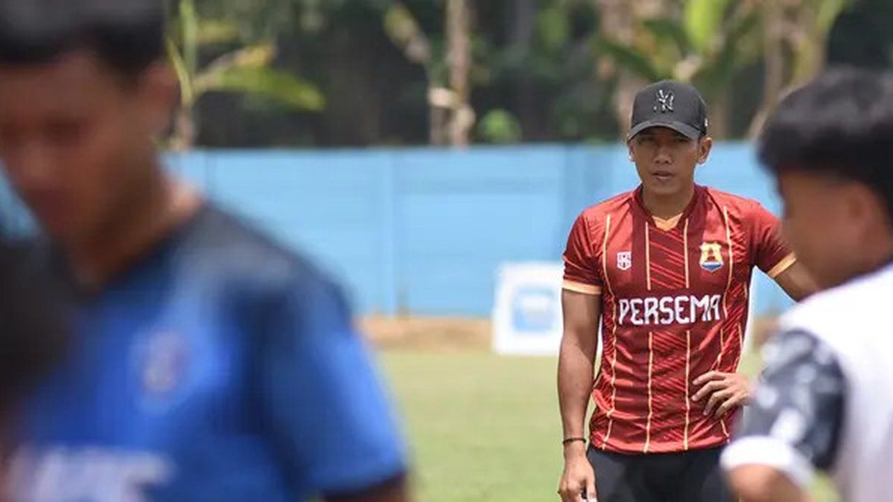 Pelatih Persema Malang, Ahmad Bustomi. (Bola.com/Iwan Setiawan)