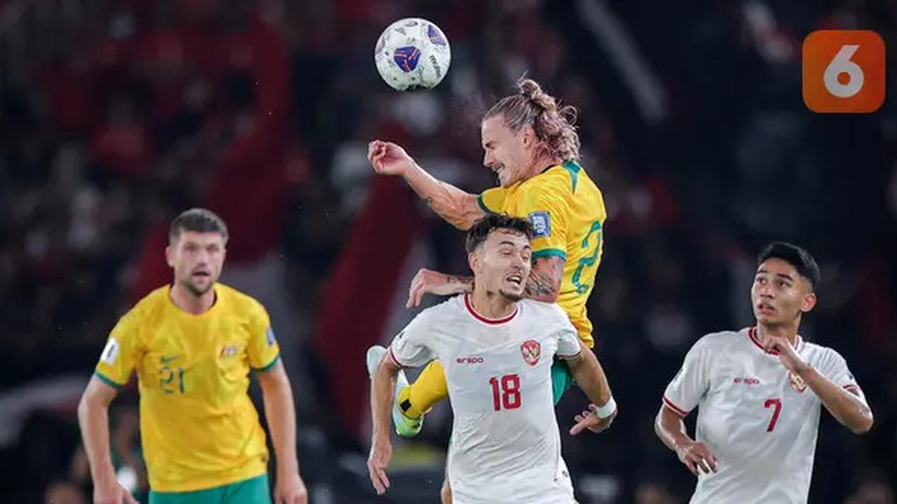 Pemain Australia, Jackson Irvine, duel udara dengan pemain Timnas Indonesia, Ivar Jenner, pada laga kedua Grup C Kualifikasi Piala Dunia 2026 Zona Asia di Stadion Utama Gelora Bu