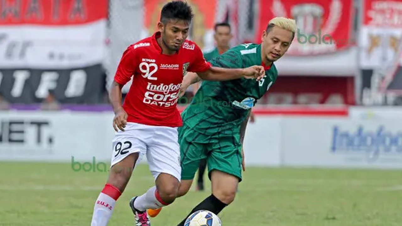 Duel Syakir Sulaiman (kiri) dengan Mahardiga M Lasut pada laga Bali United vs PSS Sleman di turnamen sepak bola Bali Island 2016 di Stadion Gelora Samudra, Kuta Bali, Selasa (23/2/2016).  (Bo