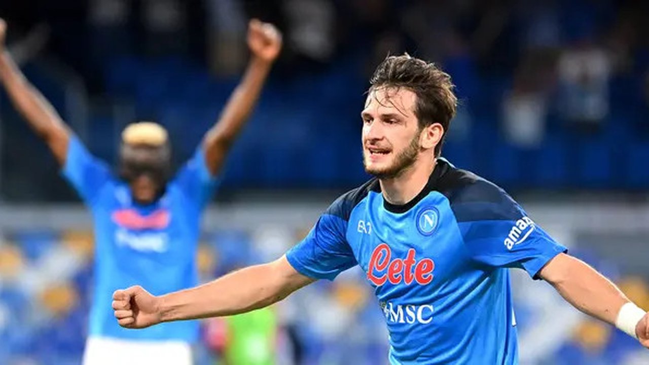 Pemain Napoli, Khvicha Kvaratskhelia merayakan gol pada laga lanjutan Liga Italia 2022/2023 melawan Monza di Diego-Maradona Stadium, 21 Augustus 2022. Kvaratskhelia menjadi salah satu mesin g