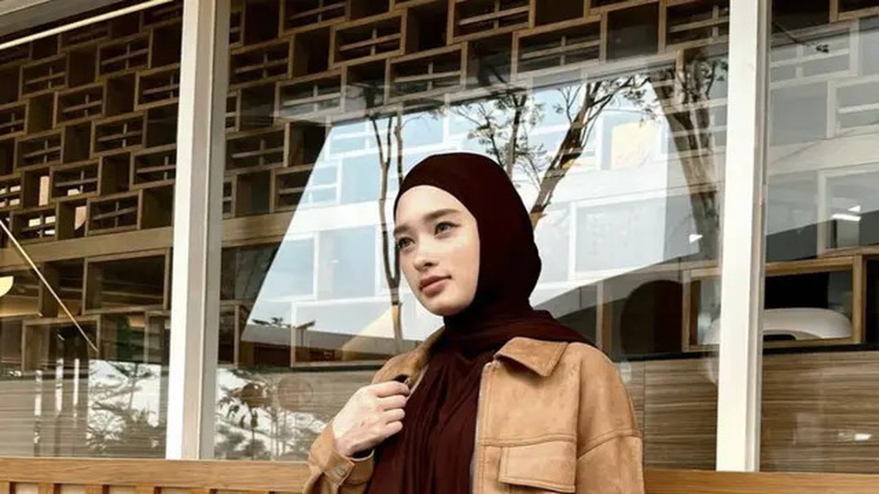 Kerap tampil stylish dan menawan, OOTD Inara Rusli setelah berpisah dengan Virgoun semakin memesona. (Foto: Instagram/ @Mommy_Starla)