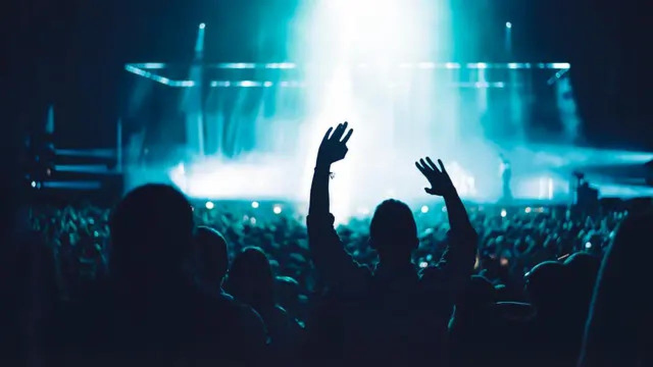 Pria Ini Jual Rumah Demi Beli Tiket Konser Musik VIP (Sumber: Ilustrasi Pexels/Sebastian Ervi)