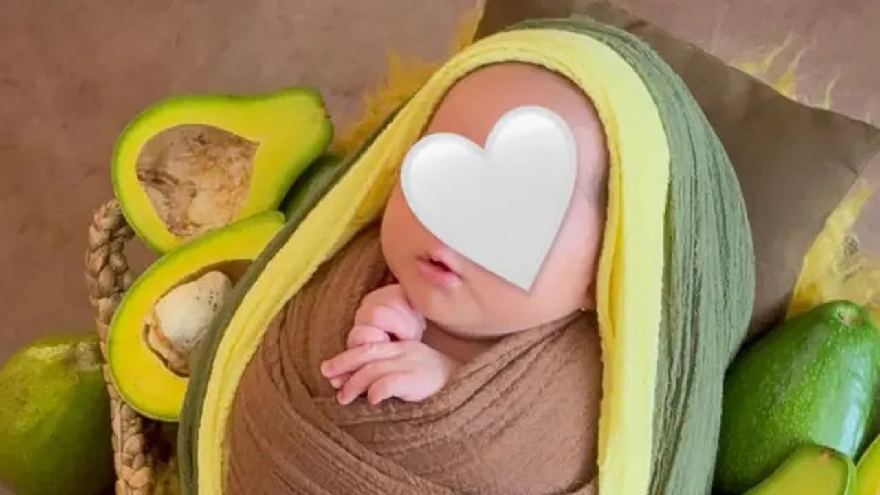 Bebingah anak Kaesang Pangarep dan Erina Gudono jalani pemotretan bayi bertema alpukat. (dok. Instagram Instagram Story @erinagudono)
