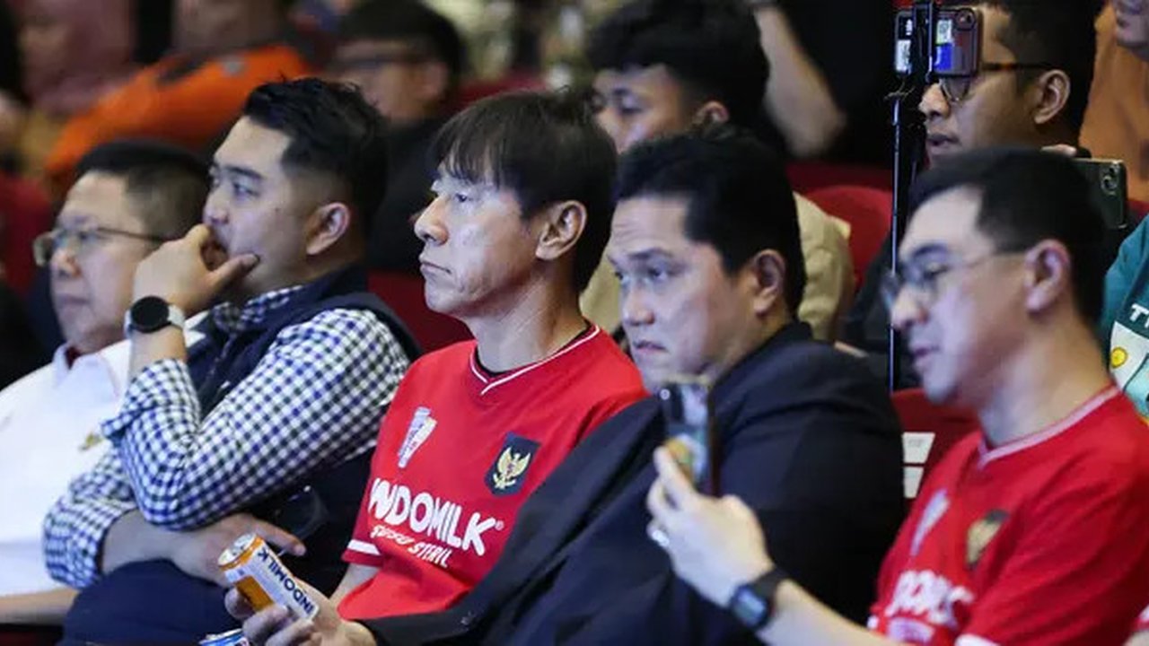 Pelatih Timnas Indonesia, Shin Tae-yong dan ketua umum PSSI, Erick Thohir dalam Press Conference - Indomilk x Timnas: Luncurkan 6 Kemasan Edisi Spesial Timnas di Stadion Utama Gelora Bung Kar