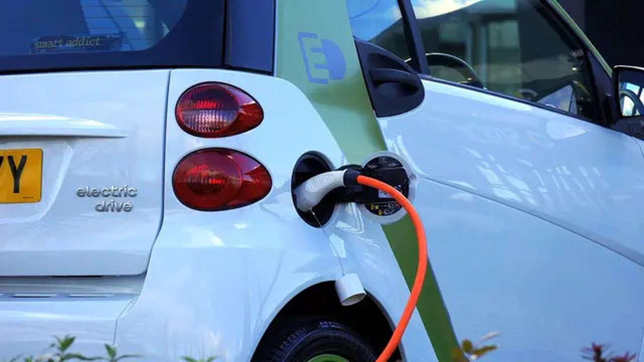 Ilustrasi Mobil Listrik. Kredit: MikesPhotos via Pixabay