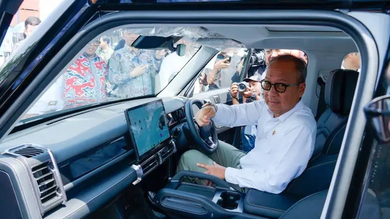 Menteri Perindustrian Agus Gumiwang Kartasasmita pada peluncuran ekspor pertama oleh PT Chery Indonesia di Cikarang, Jumat (1/11)