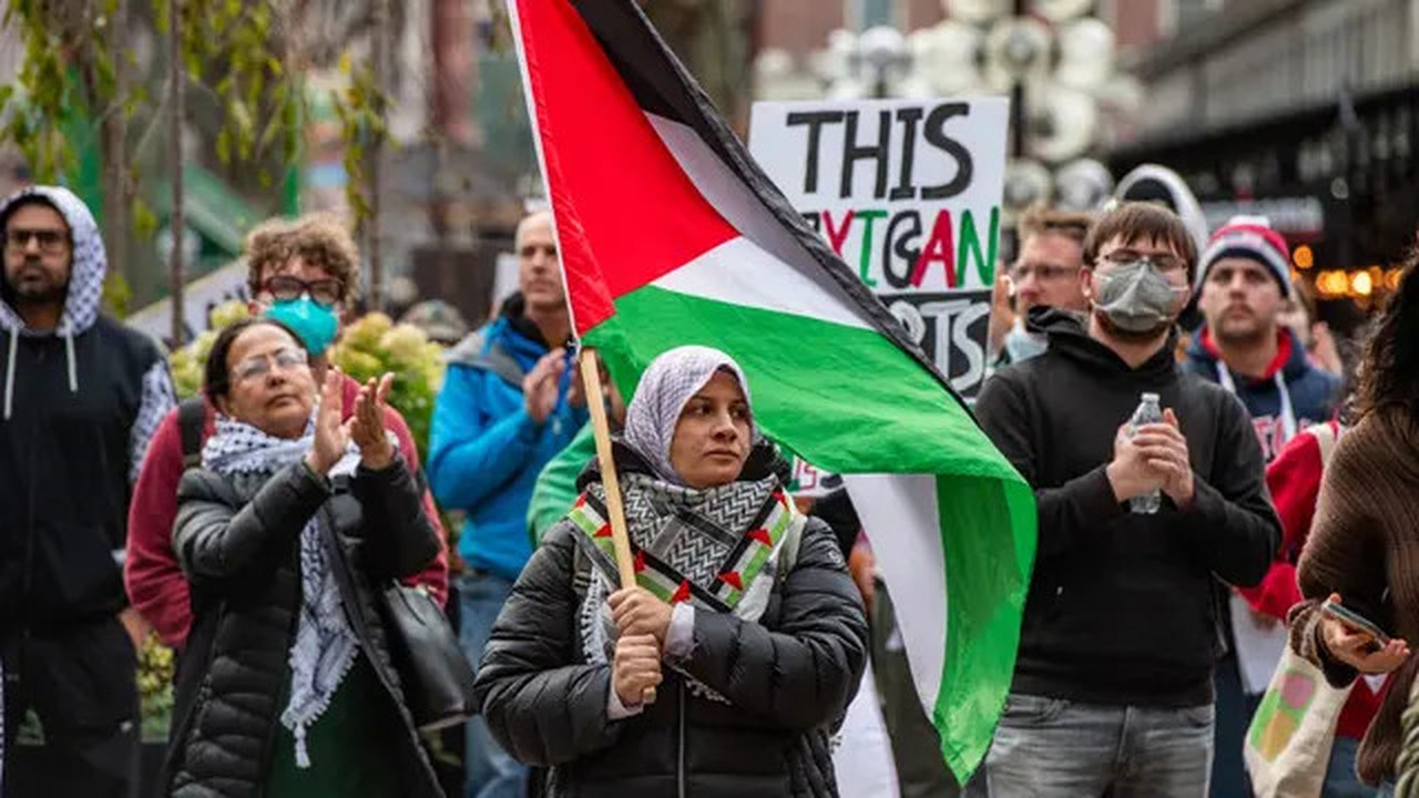 Menjelang hari Pemilihan Umum Amerika Serikat 2024, Boston Coalition for Palestine menggelar aksi unjuk rasa. (Joseph Prezioso/AFP)