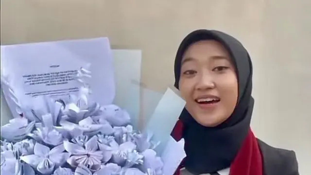Mahasiswi ubah kertas revisi skripsi jadi buket wisuda (dok TikTok @hiuquin/https://vt.tiktok.com/ZSjk5VYm3//Maheza Nurmiagita)