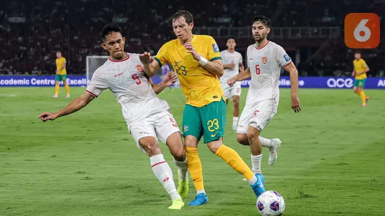 Pemain Timnas Indonesia, Rizky Ridho berebut bola dengan pemain Australia, Craig Goodwin saat laga Kualifikasi Piala Dunia 2026 di Stadion Utama Gelora Bung Karno (SUGBK), Senayan, Ja