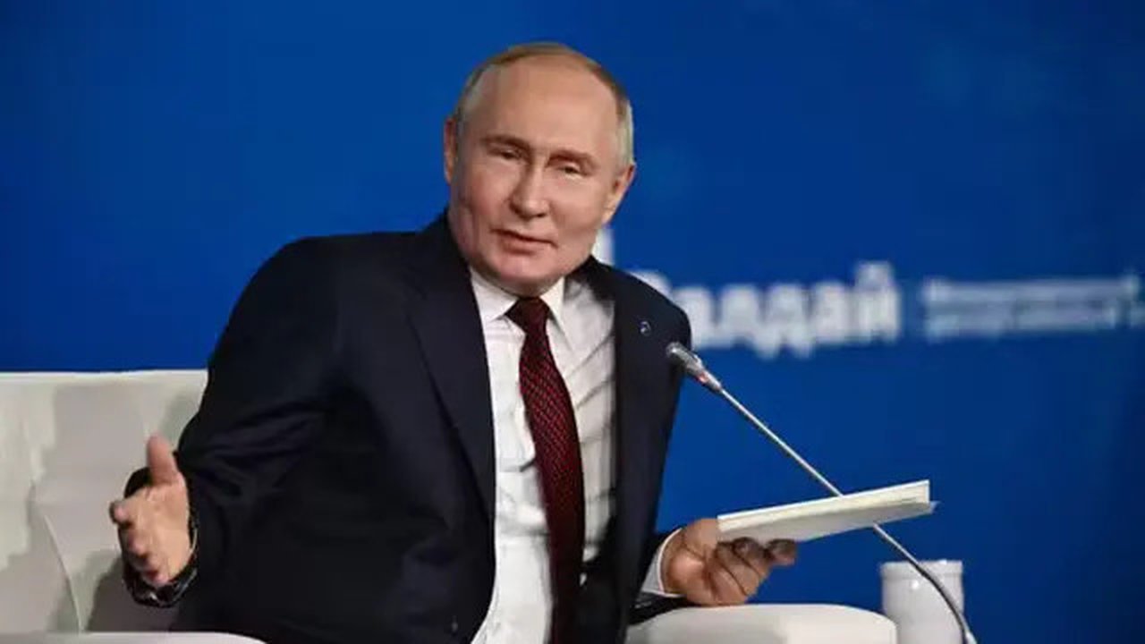 Presiden Rusia Vladimir Putin menjawab pertanyaan selama pertemuan Klub Diskusi Valdai di Sochi pada 7 November 2024. (KRISTINA KORMILITSYNA / AFP)
