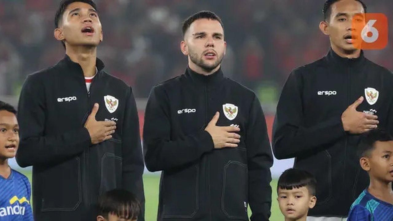 Para pemain starting XI Timnas Indonesia (dari kiri) Marselino Ferdinan, Calvin Verdonk dan Rizky Ridho berbaris menyanyikan lagu kebangsaan Indonesia Raya sebelum dimulainya pada menghada