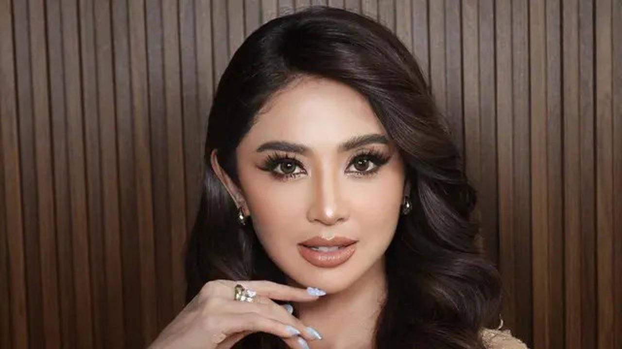 Dewi Perssik ngamuk setelah sebuah akun medsos mengabarkannya ditangkap polisi karena narkoba. Ia menyebut berita ini mencemarkan nama baiknya. (Foto: Dok. Instagram @dewiperssik9)