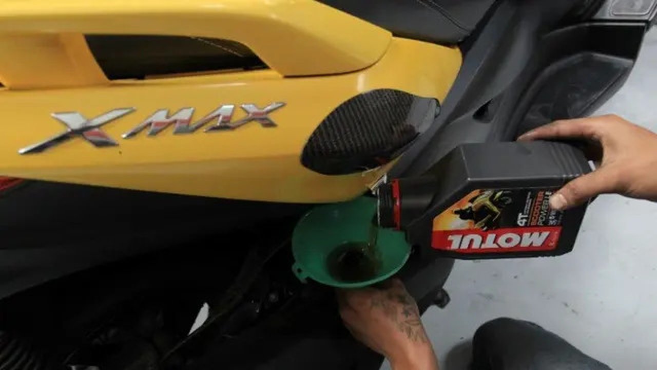 Pengisian oli mesin Motul Scooter Power 5W-40 untuk skutik 250cc. (ist)