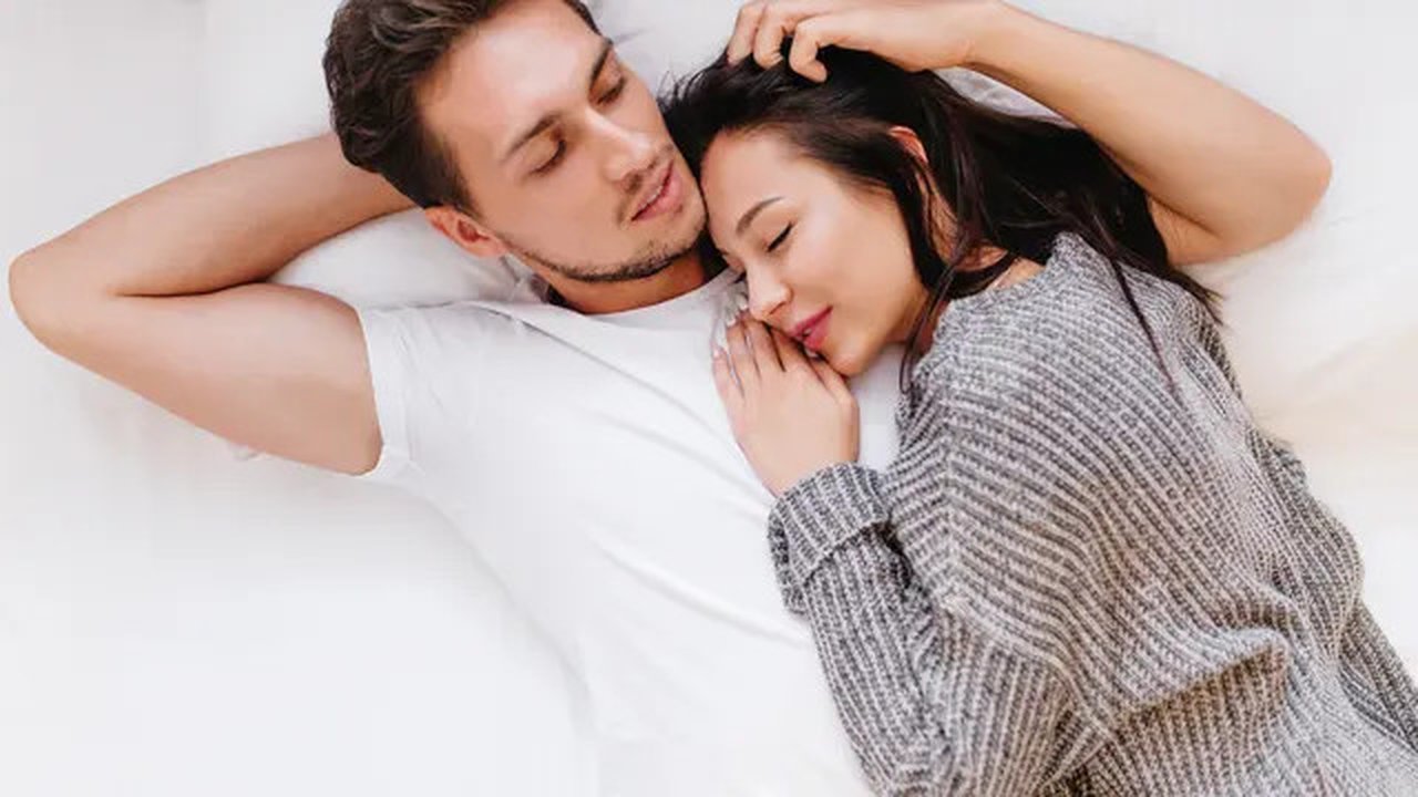 Ilustrasi pasangan suami istri di tempat tidur/copyright freepik.com/lookstudio