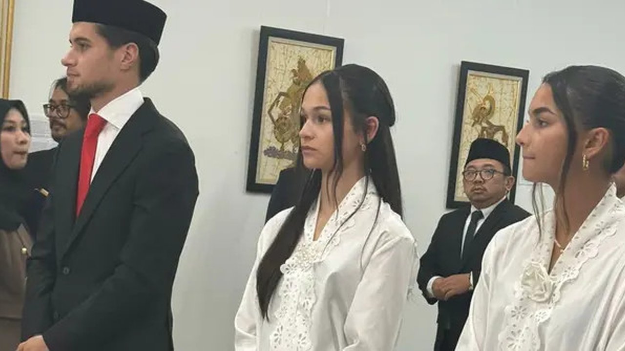 Kevin Diks dan dua pemain keturunan lainnya, Noa Leatomu dan Estella Loupatty, telah resmi menjadi Warga Negara Indonesia (WNI). (Bola.com/Dok.Istimewa).