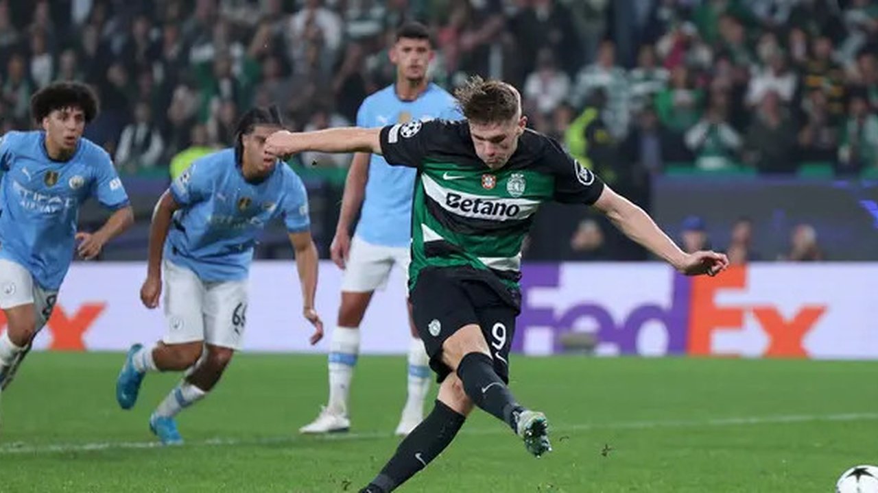 Pemain Sporting CP,  Viktor Gyokeres mencetak gol melalui tendangan penalti ke gawang Manchester City pada laga Liga Champions 2024/2025 di Jose Alvalade, Lisbon, Portugal, Rabu (06/11/2024)