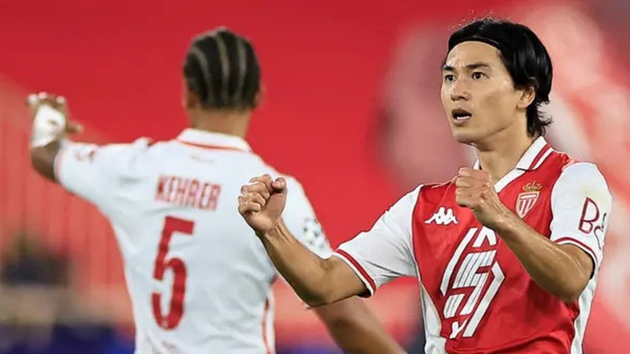 Penyerang Monaco asal Jepang #18, Takumi Minamino, melakukan selebrasi dengan rekan setimnya setelah mencetak gol keempat timnya dalam pertandingan Liga Champions, fase Liga - Matchday 3,