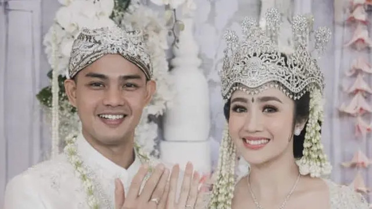 Lihat di sini tampilam Febby Tasyanty resmi menikah dalam balutan adat Sunda. [@febbyrastanty]