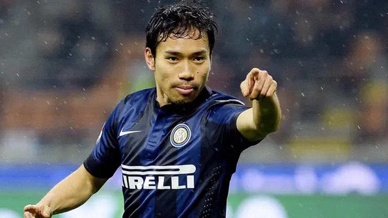 4. Yuto Nagatomo - Pendidikan tinggi merupakan hal yang lumrah bagi warga Jepang, begitu juga bagi mantan bek Inter Milan ini. Pemain yang saat ini memperkuat Galatasaray itu merupakan sarjan