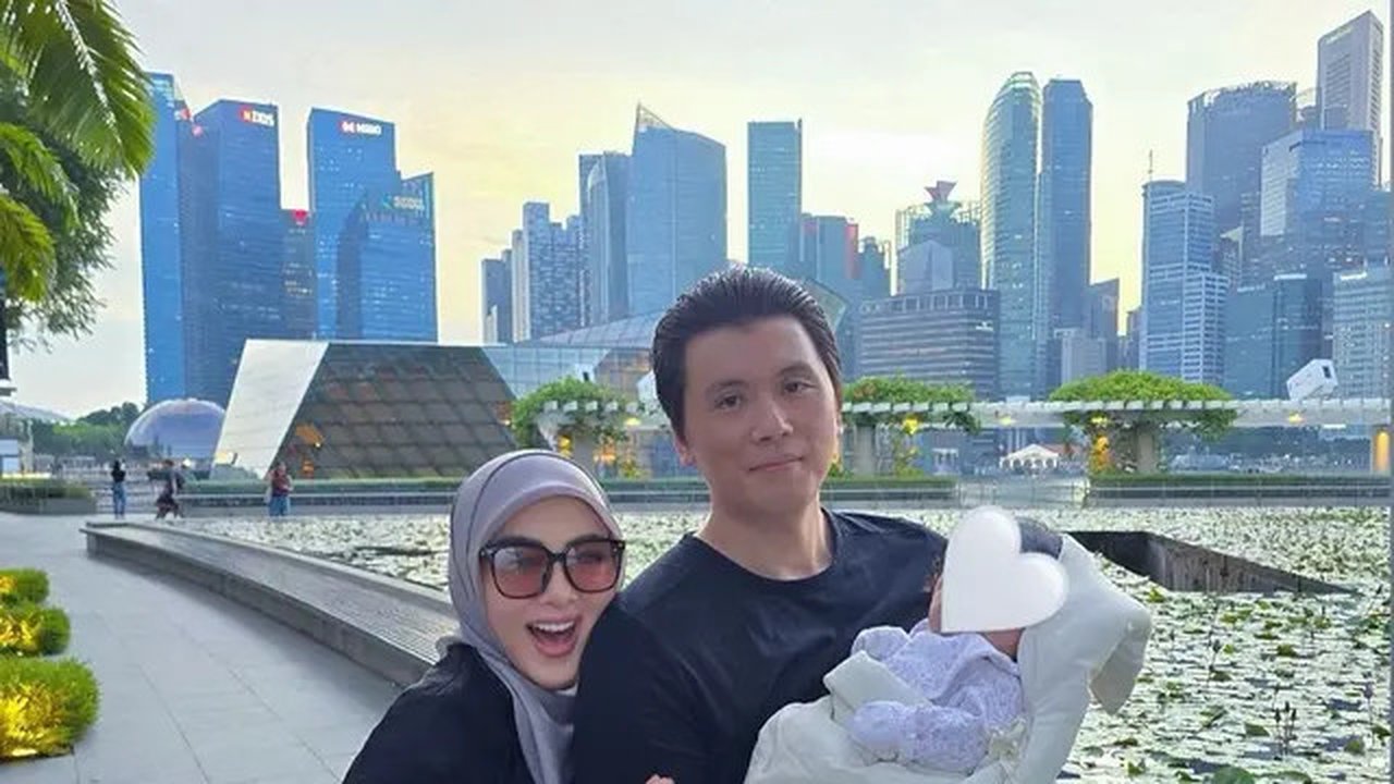 Syahrini, Reino Barack, dan anak mereka. (Instagram/ princessyahrini)