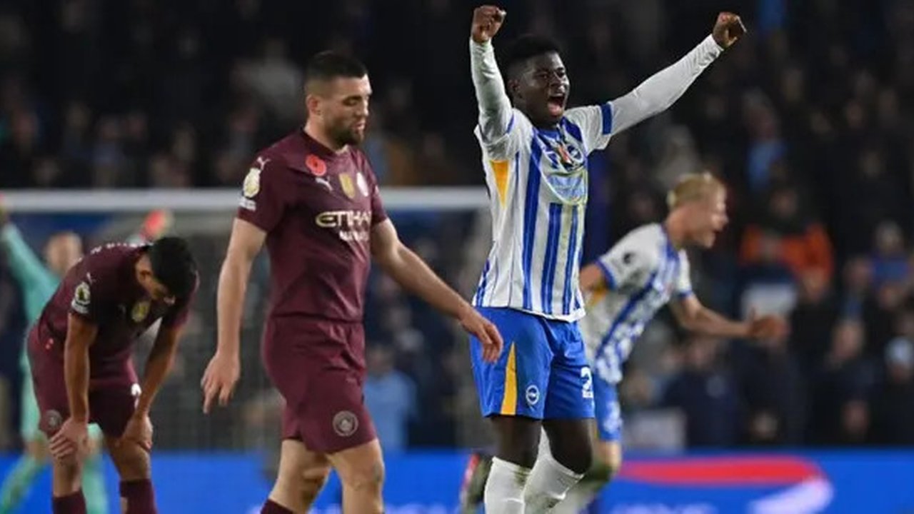 Gelandang Brighton asal Kamerun #20, Carlos Baleba (2R), merayakan golnya di lapangan setelah pertandingan Liga Primer Inggris antara Brighton dan Hove Albion dan Manchester City di Stadio