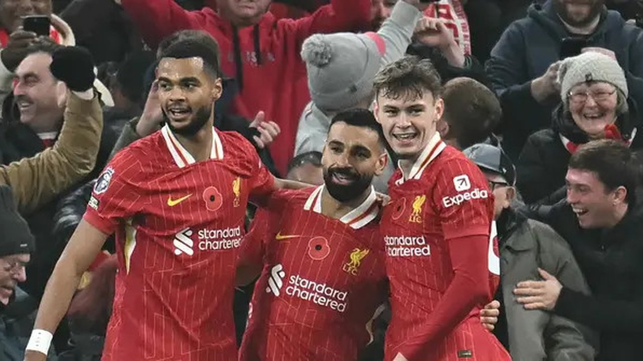 Mohamed Salah (tengah) melakukan selebrasi setelah mencetak gol ke gawang Aston Villa pada lanjutan Liga Inggris 2024/2025 di Stadion Anfield, Minggu (10/11/2024) dini hari WIB. (Paul ELLIS /