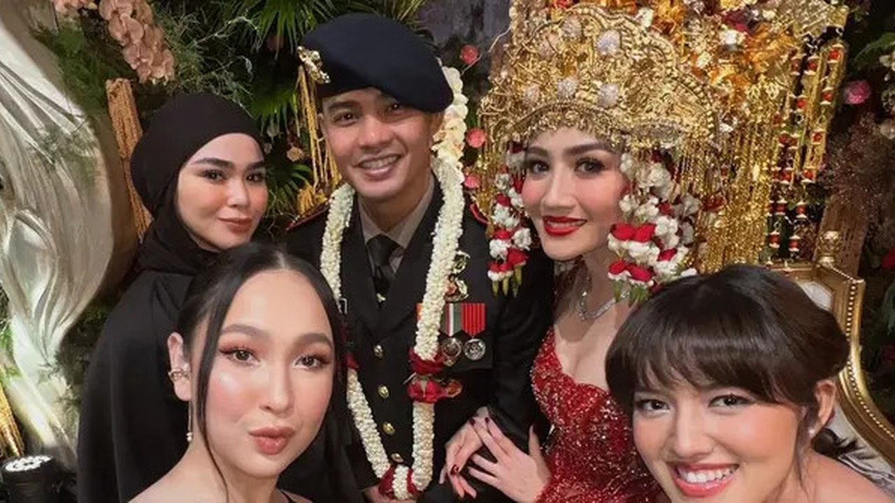 Kehadiran Agatha Pricilla, Sivia Azizah, dan Ify Alyssa di pernikahan Febby Rastanty sekaligus jadi momen reuni Blink. [@agthpricilla].