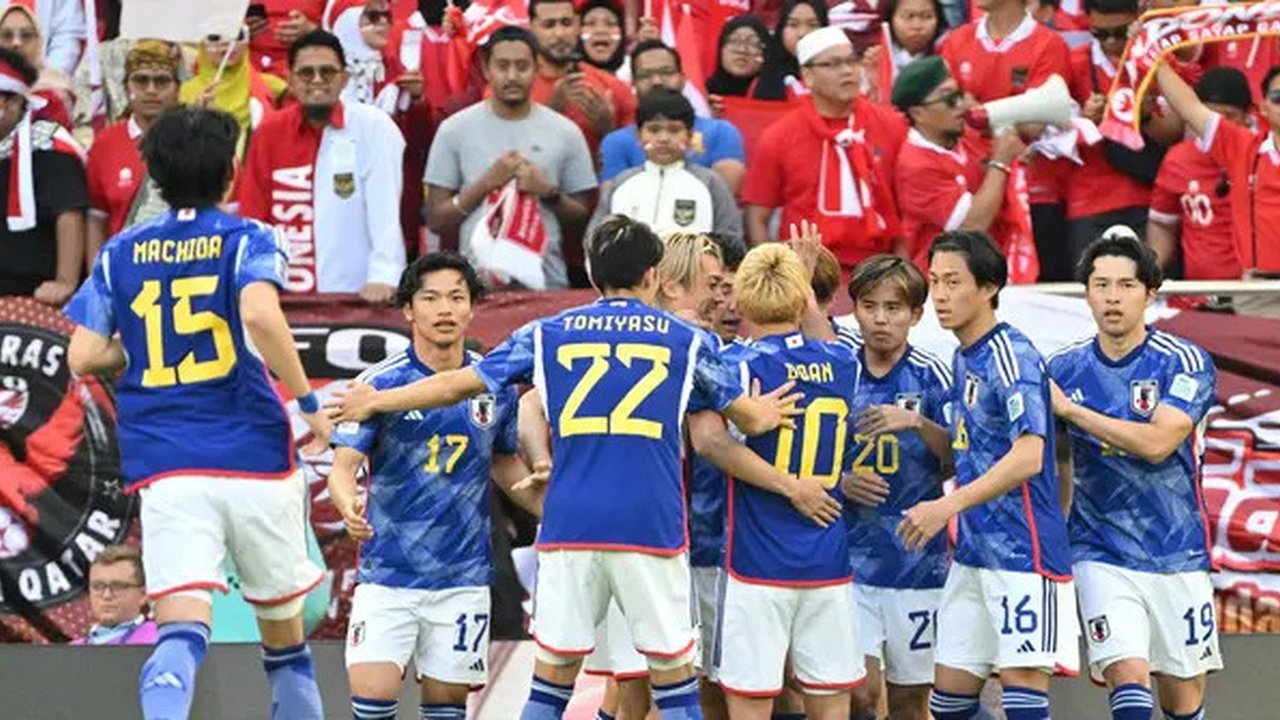 Para pemain Timnas Jepang merayakan gol pertama ke gawang Timnas Indonesia yang dicetak striker Ayase Ueda lewat eksekusi penalti pada laga ketiga Grup D Piala Asia 2024 di Al-Thumama Stadium