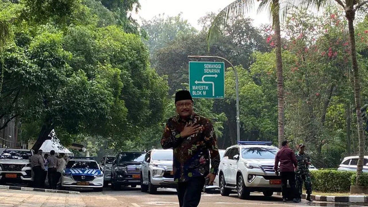 Menteri Sosial (Mensos) Saifullah Yusuf atau Gus Ipul mengunjungi Presiden Terpilih Prabowo Subianto di kediamannya Jalan Kertanegara, Jakarta Selatan, pada Senin (14/10/2024). (Liputan6.com/