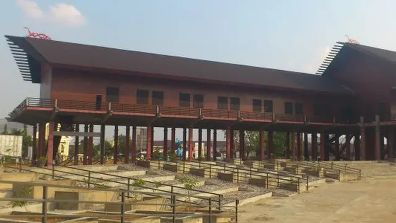 Rumah Radakng  (sumber: wisatapontianak.com)