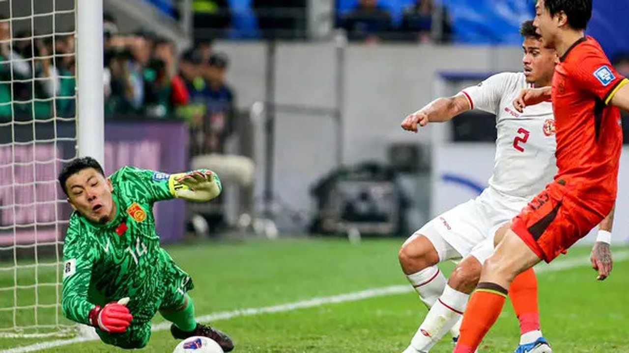 Pemain Timnas Indonesia, Mees Hilgers (tengah) berusaha mencetak gol ke gawang China yang dijaga oleh Wang Dalei saat laga lanjutan putaran ketiga Grup C Kualifikasi Piala Dunia 2026 di Qingd
